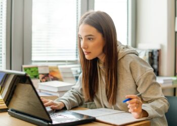 What Are the Key Fors & Againsts of Online Learning?