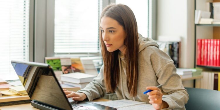 What Are the Key Fors & Againsts of Online Learning?