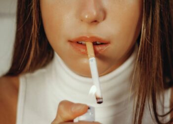 how to light a cigarette with a phone flashlight