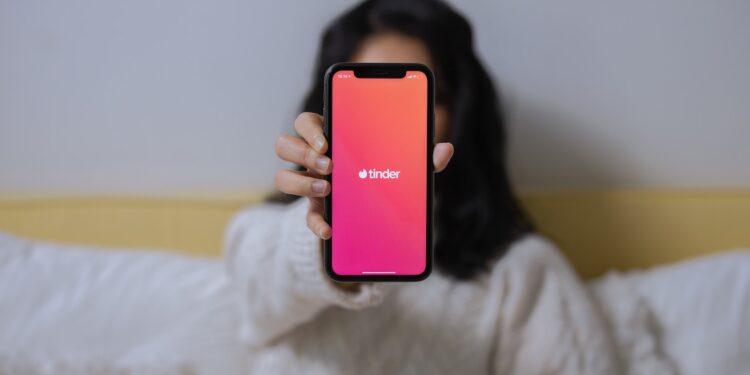 what does gold heart mean on tinder