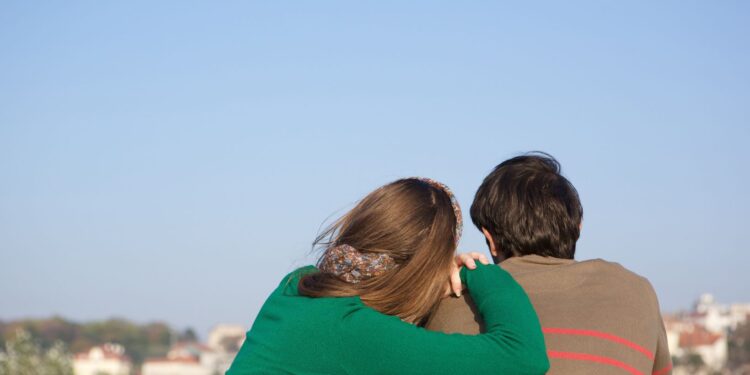 what does it mean when a girl leans on your shoulder