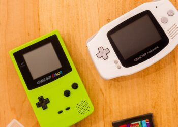 can you play a dvd on xbox one without the internet?