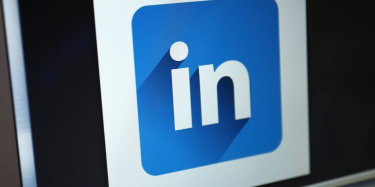 can someone see i viewed their linkedin if i'm not logged in