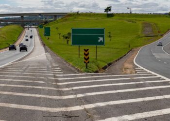 the region between which two points corresponds to the entire a (dark) band?