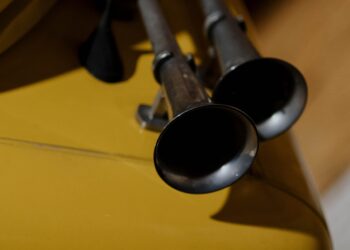 is it illegal to use an air horn in public