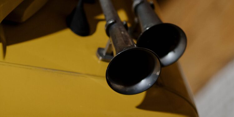 is it illegal to use an air horn in public