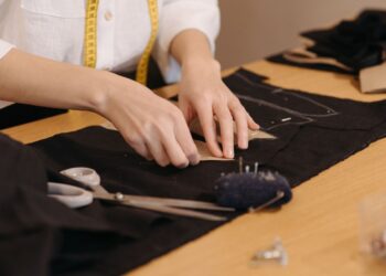 cara memperpendek tali atau benang adalah dengan cara