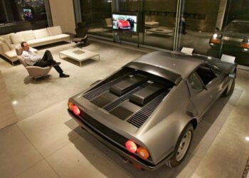 keramik garasi mobil mewah