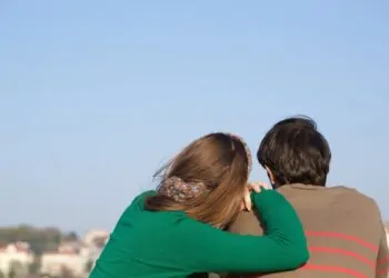 what does it mean when a girl leans on your shoulder