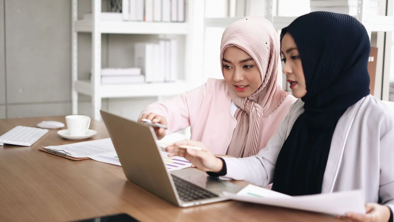 baju coklat tua cocok dengan jilbab warna apa